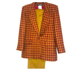 Benard Holtzman women’s pant suit. Size 6